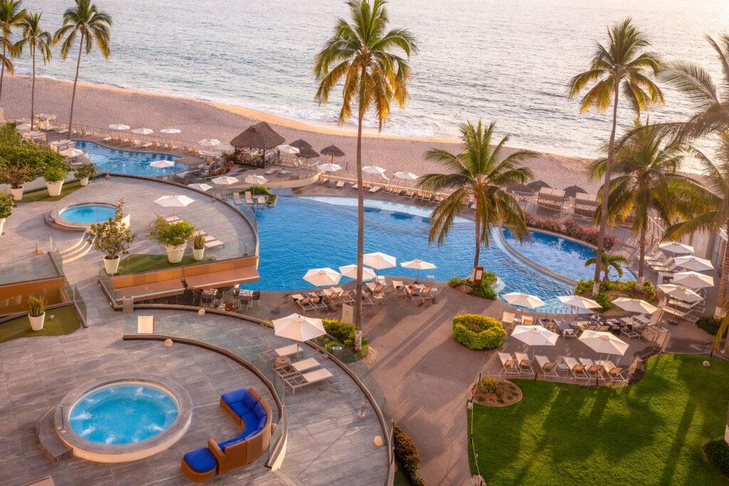 Vista aérea de las albercas seccionadas por niveles en Sunset Plaza Pto Vallarta, HostpVallarta.